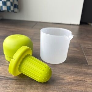 Green Citrus Juicer with Measuring Cup